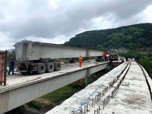 盐亭县鳌鱼渡口改公路桥工程今日完成桥板安装，两岸交通实现历史性连通