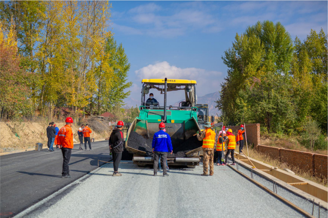 青海马康公路进入路面施工阶段